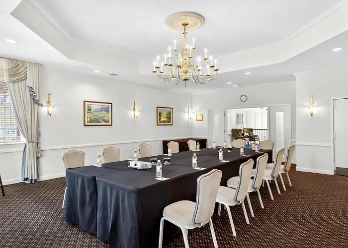 Avon Old Farms Hotel