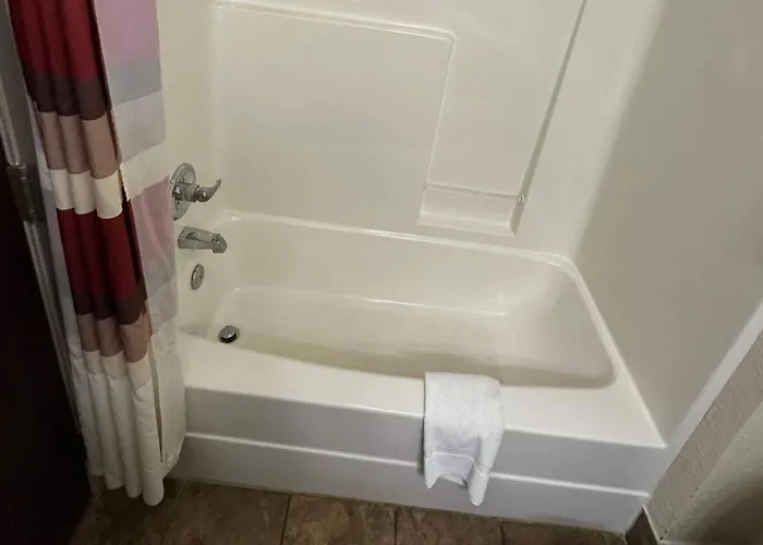 Econo Lodge Inn & Suites