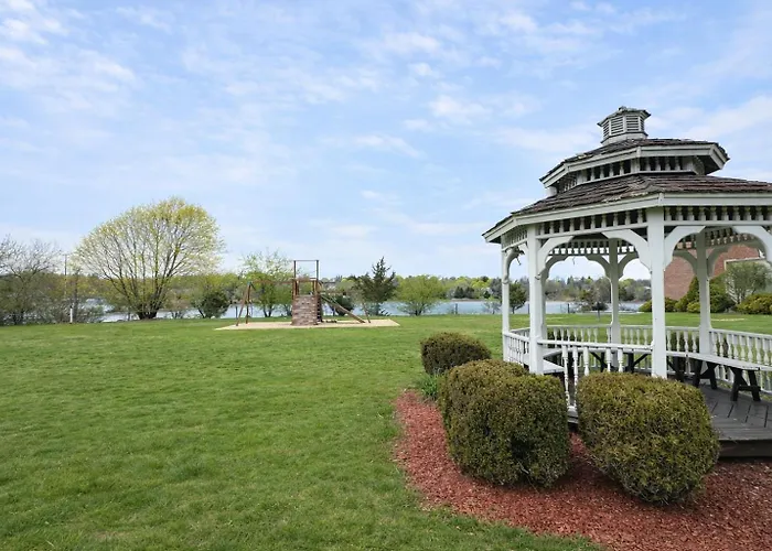 Riverview Inn & Suites