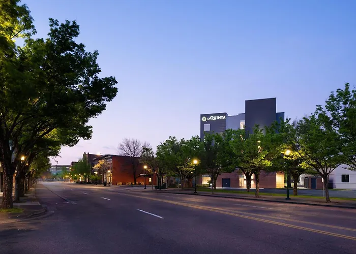 La Quinta Inn & Suites By Wyndham Chattanooga Downtown/South