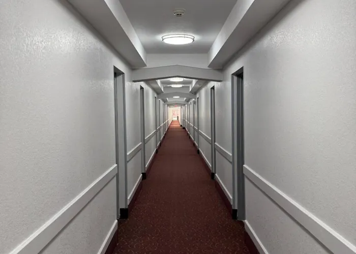 Hilltop Inn & Suites