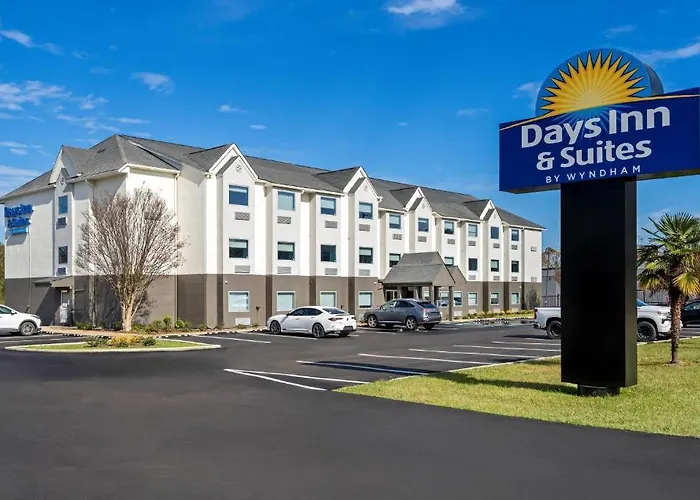 Days Inn & Suites By Wyndham Brandon Amphitheater