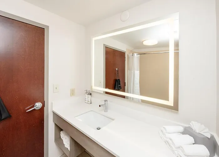 Holiday Inn Express Hotel & Suites Charleston - Northwoods By Ihg