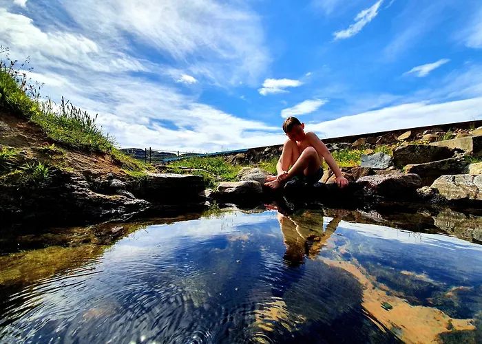 Hotel Laugarholl With Natural Hot Spring