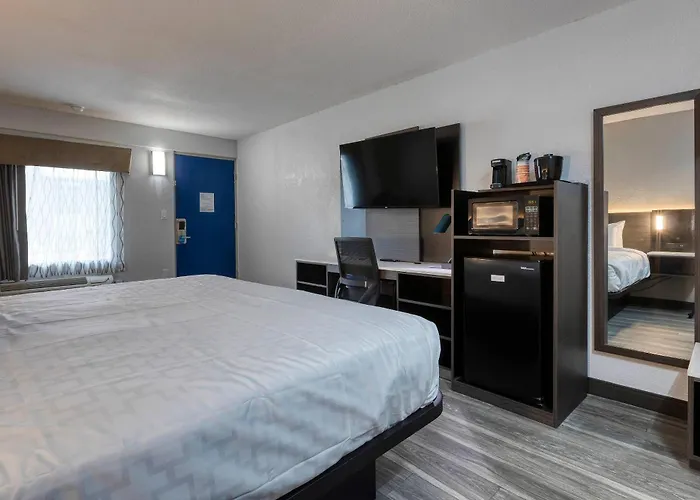 Clarion Pointe Decatur Downtown