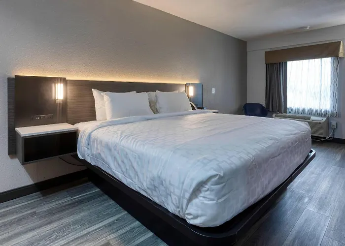 Clarion Pointe Decatur Downtown