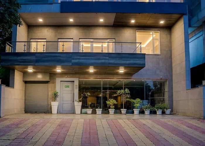 Super Townhouse Rohini Sector 23