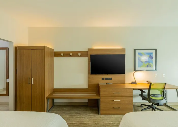Holiday Inn Express & Suites Lindale - Tyler By Ihg