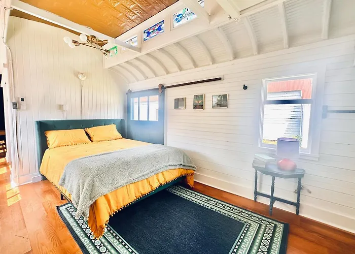 Train Wreck Inn - Boutique Train Car Stays - Self Check In