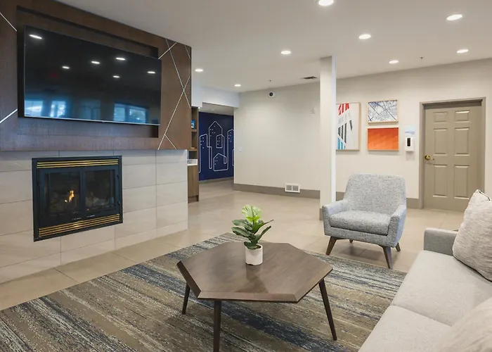 Holiday Inn Express & Suites Marquette By Ihg