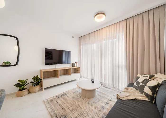 Stunning 1 Bedroom In City Center
