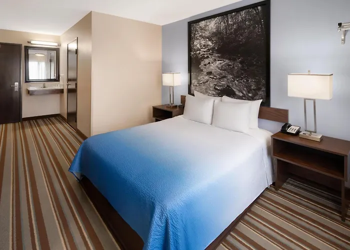 Super 8 By Wyndham Longmont/Twin Peaks