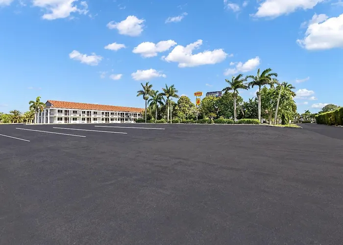 Super 8 By Wyndham Riviera Beach West Palm Beach