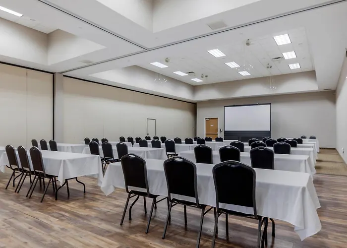 Comfort Suites Johnson Creek Conference Center
