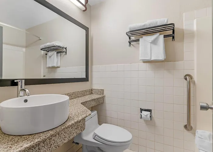 Quality Inn & Suites Kansas City - Independence I-70 East