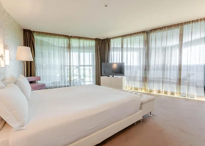 Hotel For You