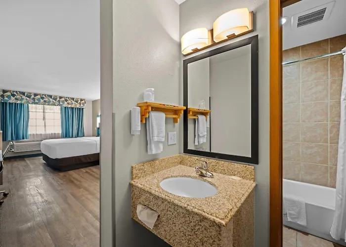 Econo Lodge Inn & Suites Santa Fe South