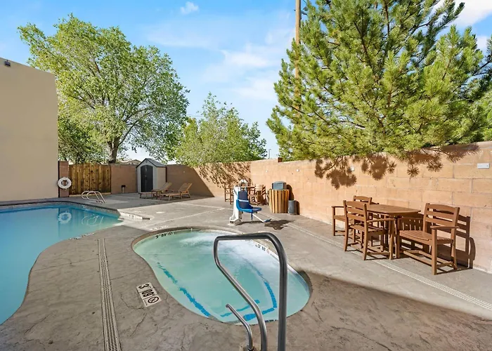 Econo Lodge Inn & Suites Santa Fe South
