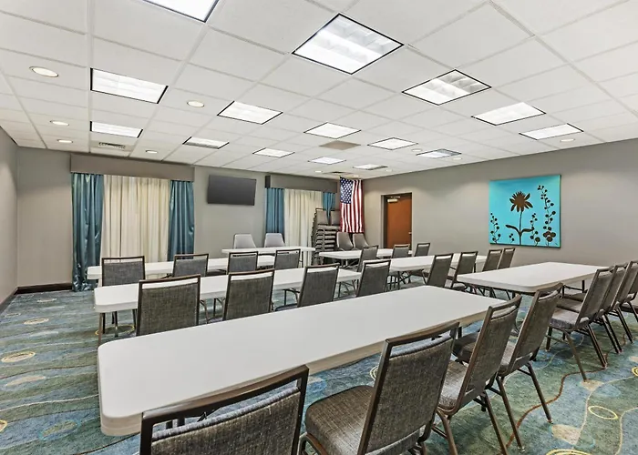Best Western Plus Chain Of Lakes Inn & Suites