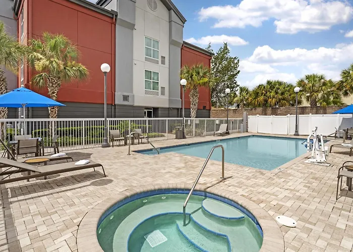 Best Western Plus Chain Of Lakes Inn & Suites