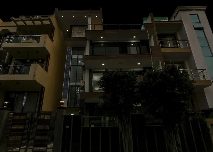 Townhouse Metro Inn Residency Near Iskcon Temple Noida