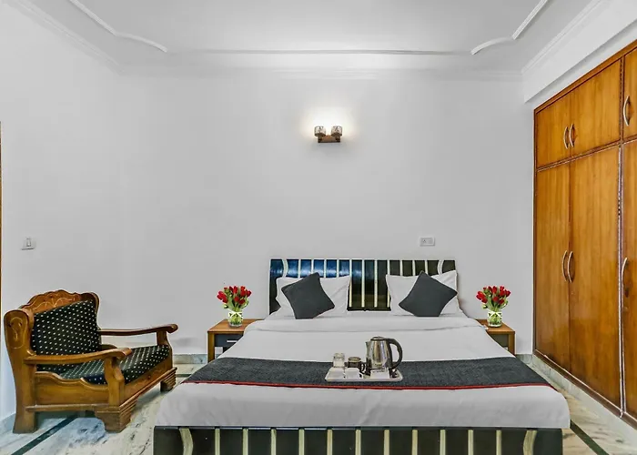 Townhouse Metro Inn Residency Near Iskcon Temple Noida