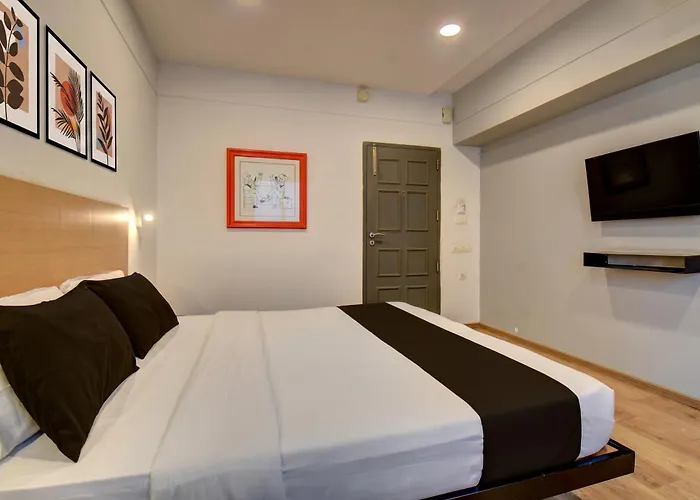 Super Townhouse Balewadi High Street