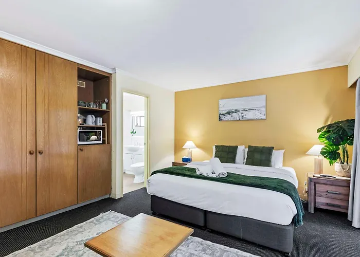 Leafy Studio Retreat Near Shops Motorway Access By Custom Bnb Hosting