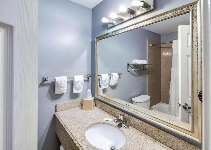 Rodeway Inn & Suites Port Arthur - Groves