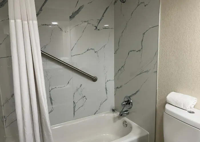 Hilltop Inn & Suites