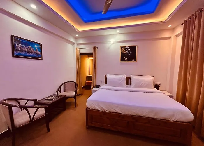 Pine View Luxury Resort With Mountain View & Premium Rooms