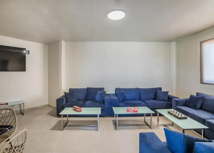 Arya Hotel