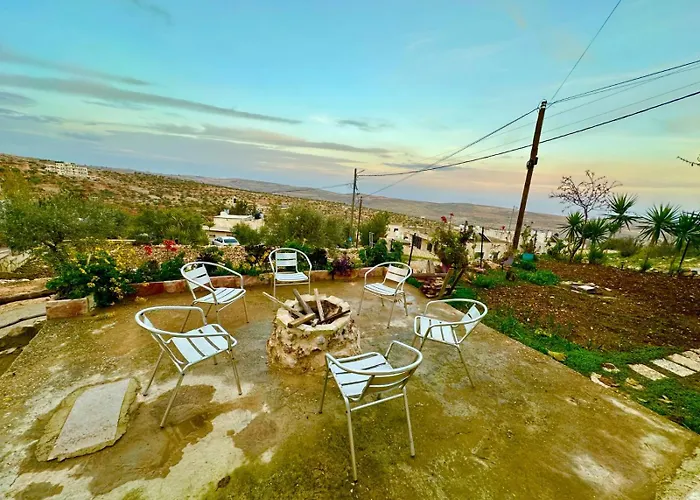 Taybeh Guest House البيت الشادي
