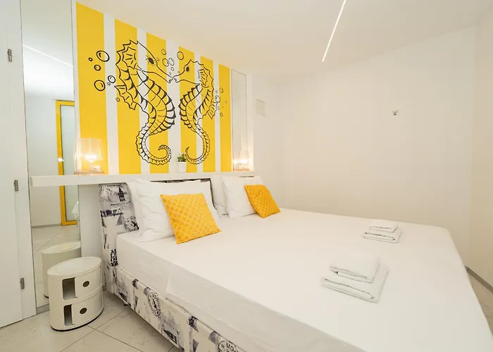 Avis Hotel