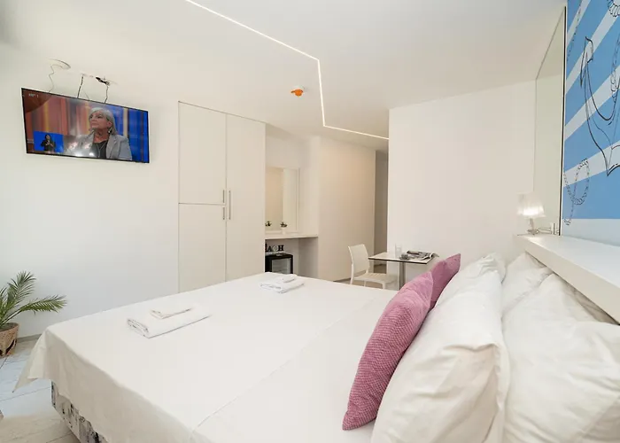 Avis Hotel