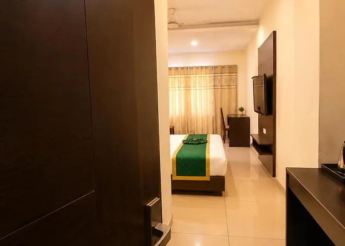 Hotel Woodlark Heights Zirakpur Chandigarh !! Family Hotel ! Easy Airport Access ! Budget Friendly