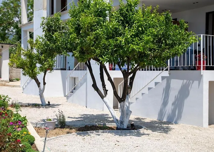 Uzeiri Guest Hotel