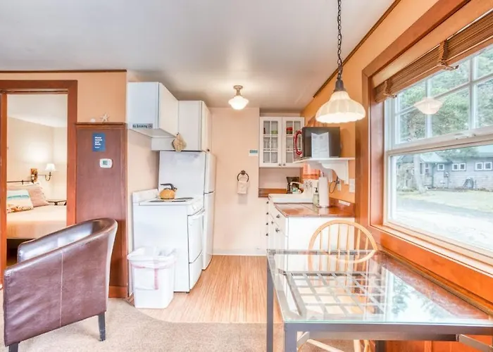Serene Dog-Friendly Cottage - Blocks To Beach & Downtown
