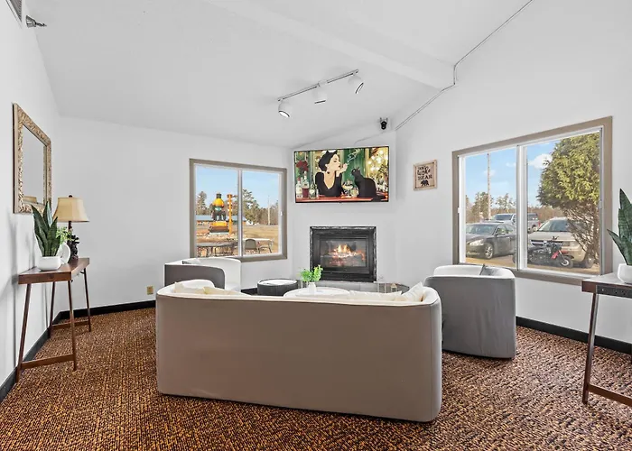 King Bed, Jacuzzi, Private Balcony By Gull Lake