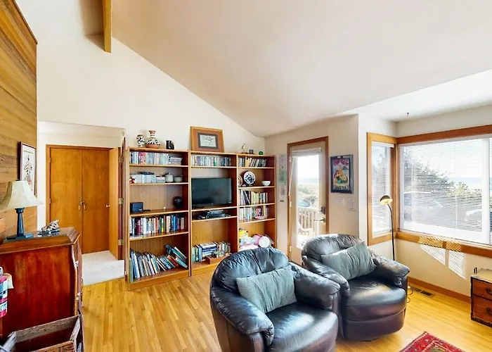 Charming Oceanfront Cottage With Wifi & Easy Beach Access