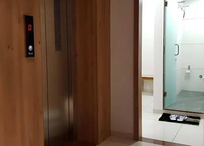 Nova Yashraj Hotel
