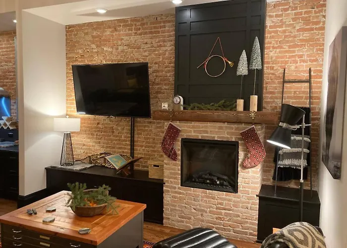 Luxe Main St Loft With Rooftop Lounge And Balcony