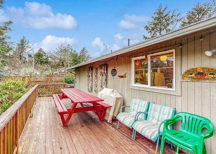 Dog-Friendly Cottage With Private Hot Tub Deck Berry Bushes & Beach Access