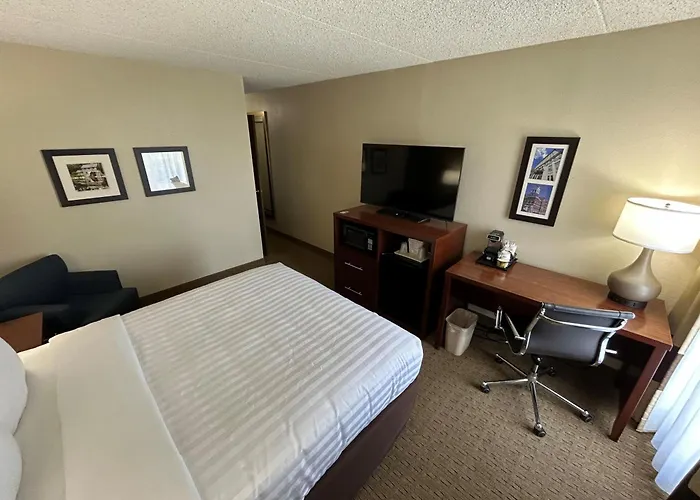 Best Western Rochelle Inn & Suites Near Dekalb