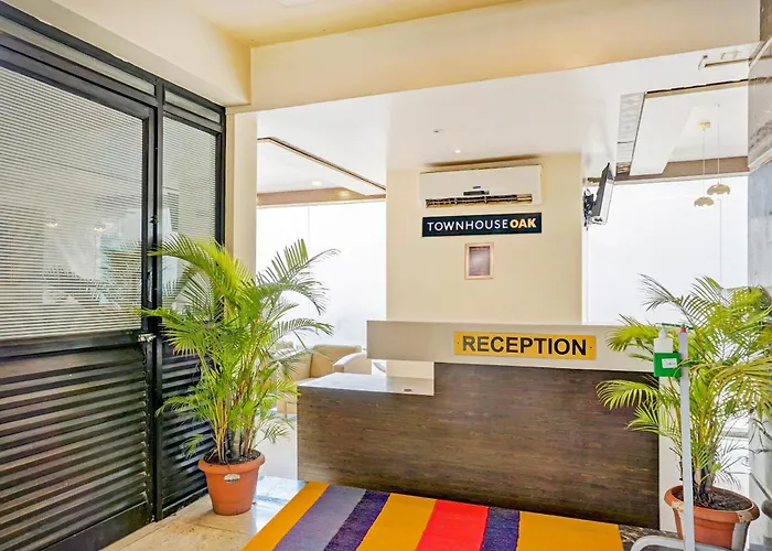 Super Townhouse Oak Regal Inn Near Sant Tukaram Nagar Metro Station
