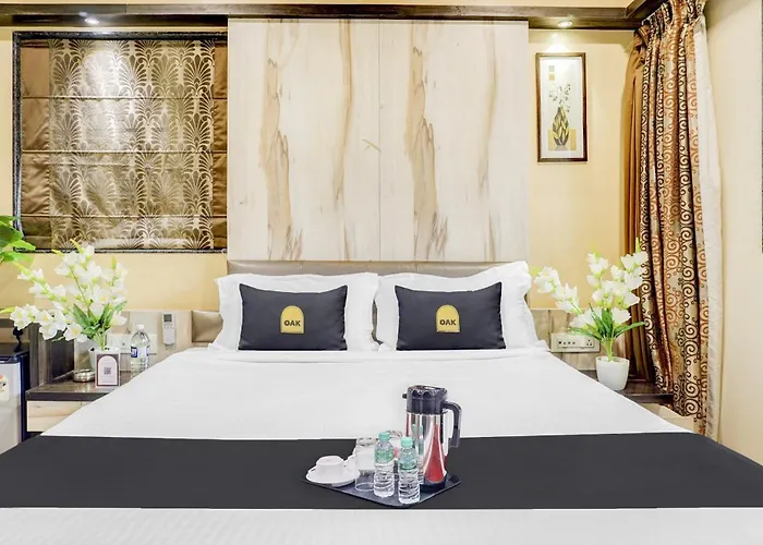 Super Townhouse Oak Regal Inn Near Sant Tukaram Nagar Metro Station