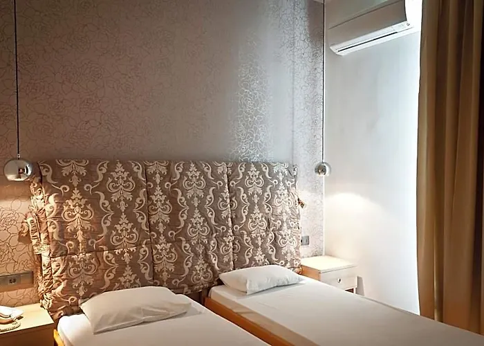 Metropolis Hotel