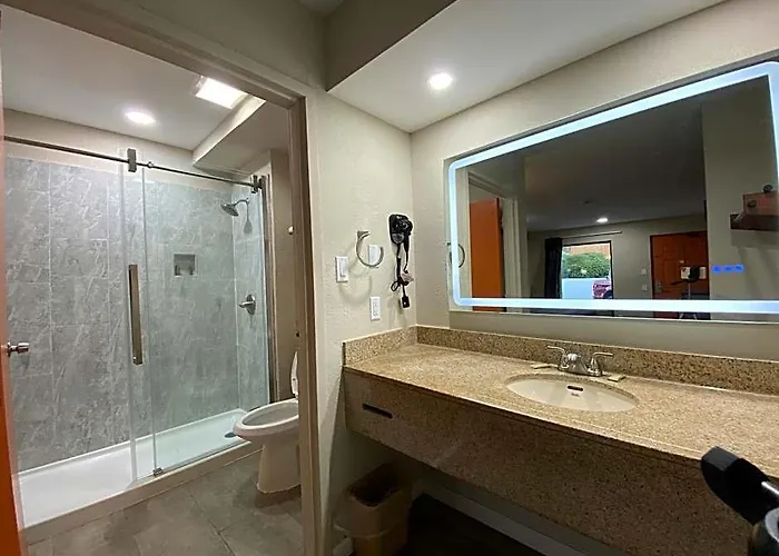 Brentwood Inn & Suites