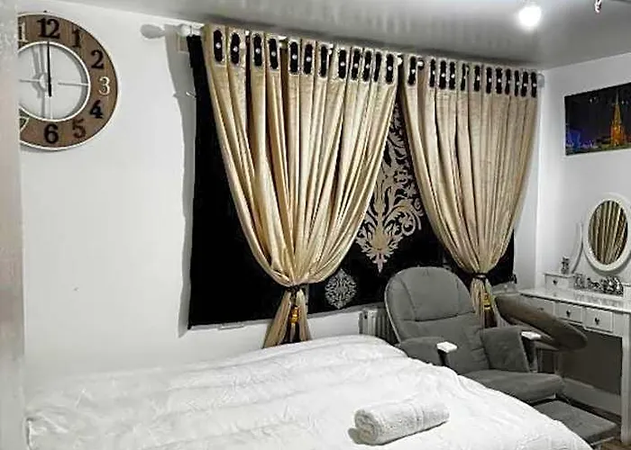 Oyo Unique Guestroom - Farnworth, Easy Access To Bolton