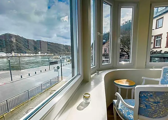 Hotel Zum Goldenen Loewen - Restaurant - Panoramabar - Terrassen - Events - Rheinblick - Geschichte Seit 1728